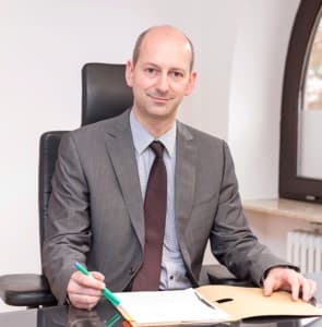 Notar Jürgen Metzger an seinem Schreibtisch